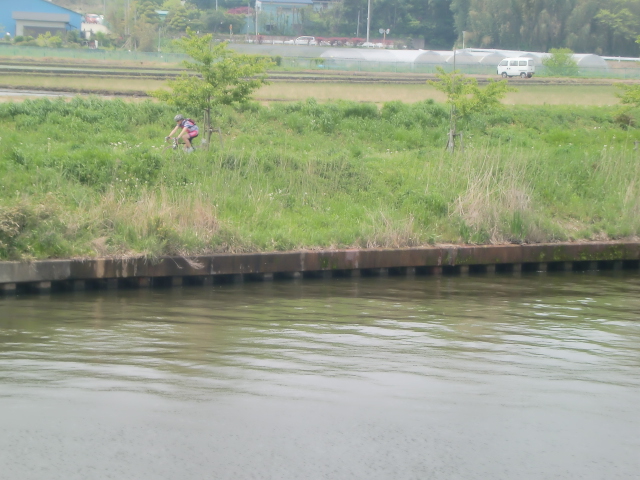 サイクリングする人